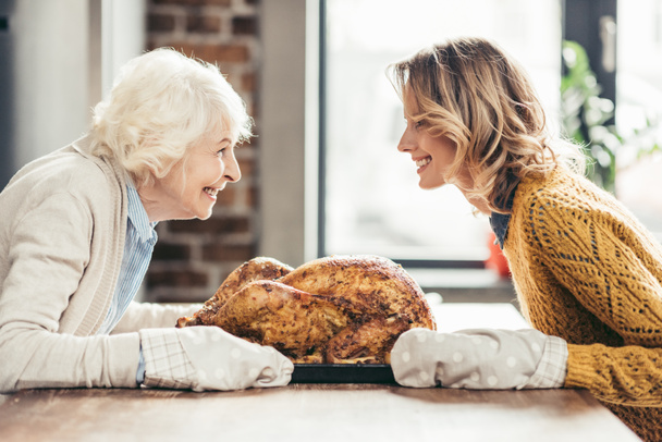 senior mother and daughter with turkey - Photo, Image