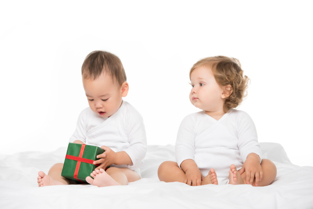 niños multiétnicos con regalo envuelto
 - Foto, imagen