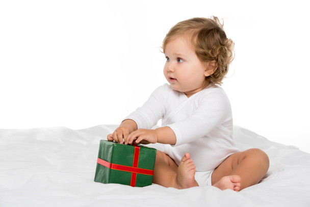 toddler girl with wrapped present - Zdjęcie, obraz