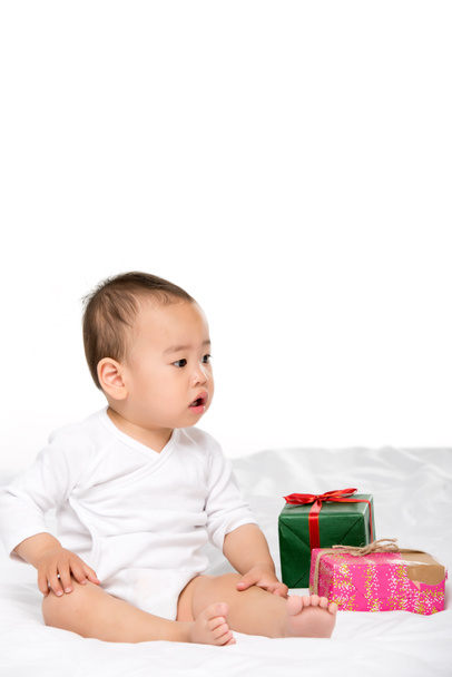 asian toddler and wrapped presents - Zdjęcie, obraz