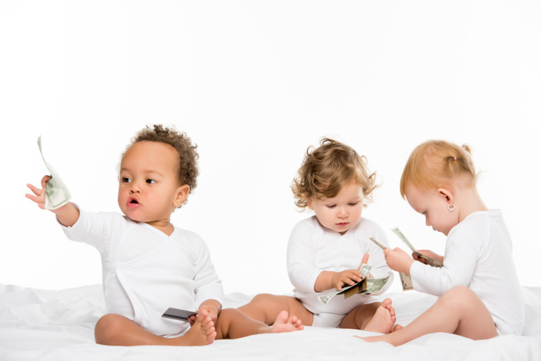 мультиетнічні малюки тримають готівку
 - Фото, зображення
