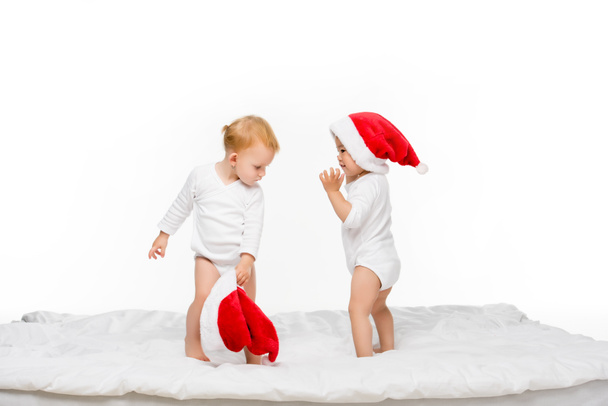 małych dzieci z santa kapelusze - Zdjęcie, obraz