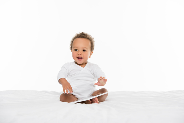 タブレットを持つアフリカ系アメリカ人の幼児 - 写真・画像