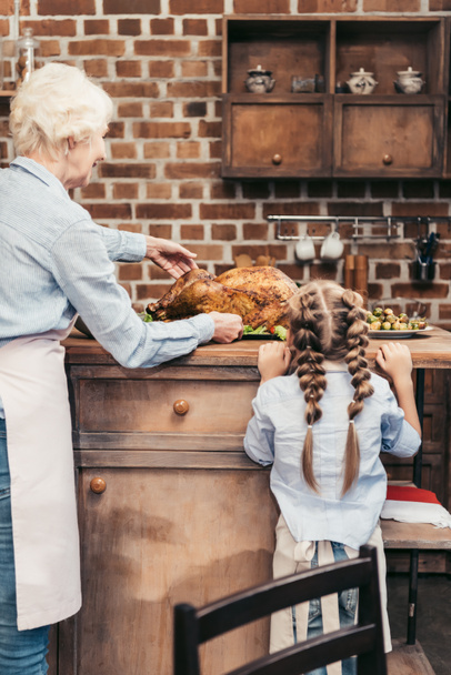 grandmother and granddaughter with turkey for thanksgiving - Foto, Imagem