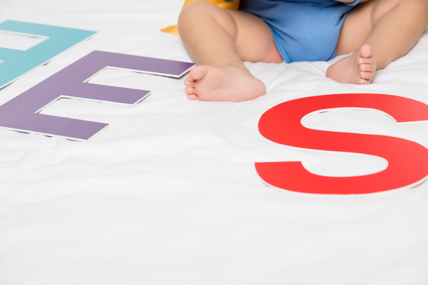 baby and paper letters - Foto, immagini