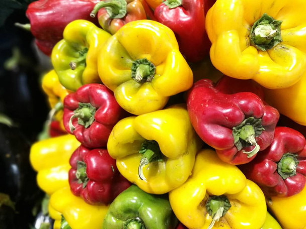 Pimentos vermelhos e verdes no mercado dos agricultores
 - Foto, Imagem