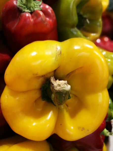 Pimentos vermelhos e verdes no mercado dos agricultores
 - Foto, Imagem