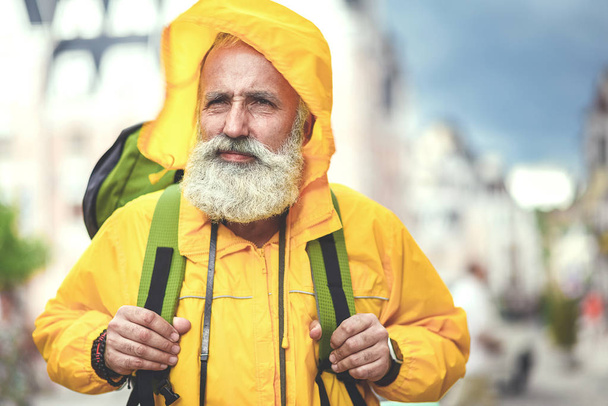 Thoughtful old man traveling in city - Fotografie, Obrázek