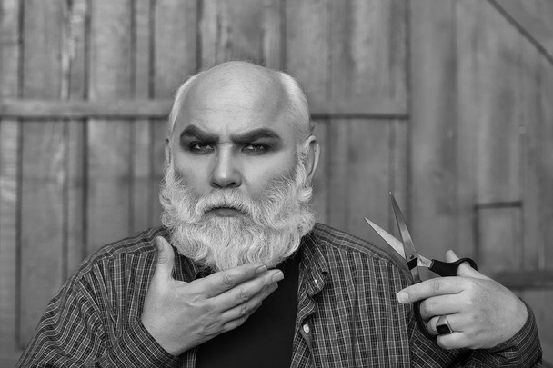 old man cutting beard with scissors - Valokuva, kuva