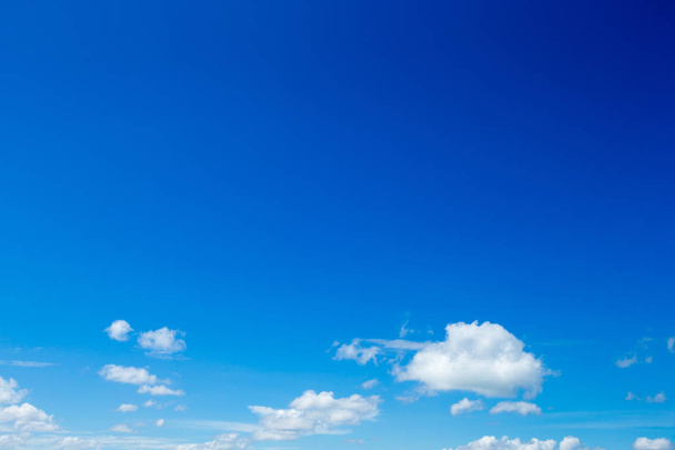 błękitne niebo z chmurą - Zdjęcie, obraz