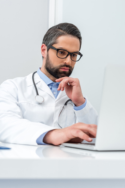 doctor using laptop - Fotoğraf, Görsel