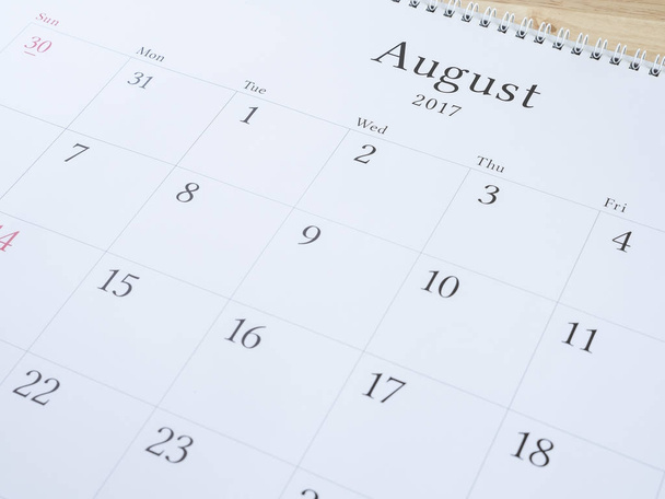 Agosto en el calendario blanco página 1
 - Foto, Imagen