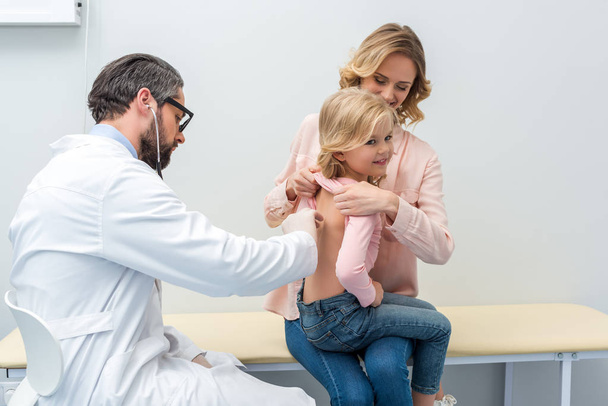 Kinderarzt hört Atem eines kleinen Mädchens - Foto, Bild