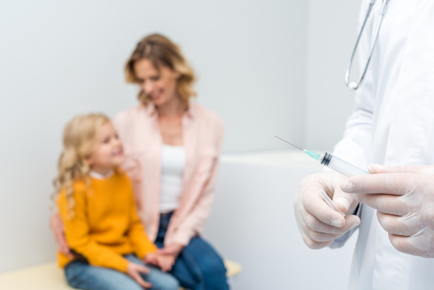 pediatrist z strzykawki do wstrzykiwań - Zdjęcie, obraz