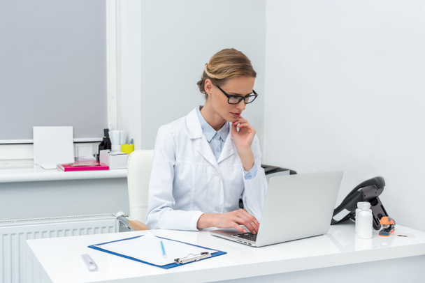 Médico femenino usando computadora portátil
 - Foto, Imagen