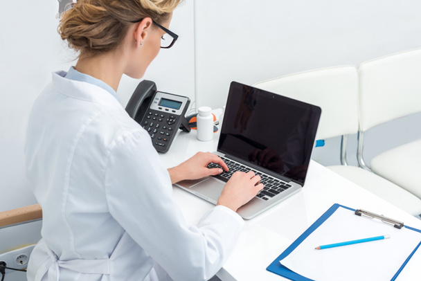 female doctor using laptop - Photo, Image