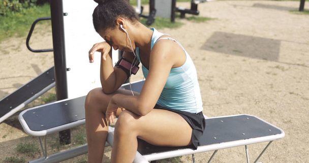 Müde Sportlerin auf Bank im Park - Foto, Bild
