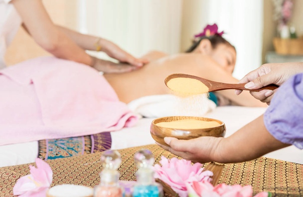 Spa Therapist prépare Skin Scrub pour le client dans Beauty Spa
 - Photo, image