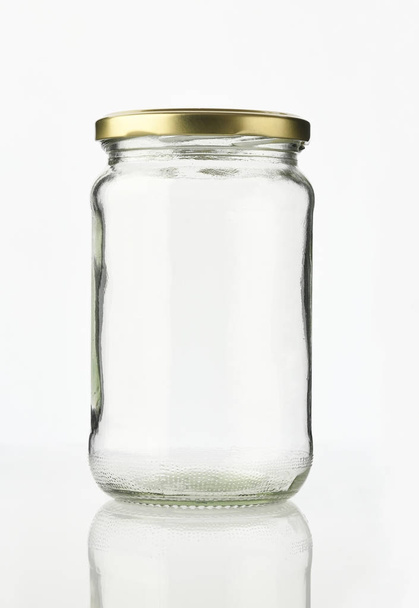 frasco de vidrio vacío con tapa metálica aislada sobre fondo blanco
 - Foto, Imagen