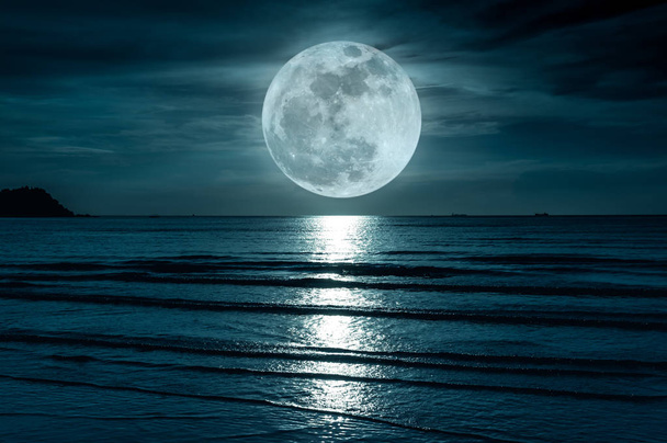 Σούπερ Σελήνη. Πολύχρωμο ουρανό με σύννεφο και φωτεινό πλήρες φεγγάρι πάνω από την θάλασσα. Ηρεμία φύση φόντο. - Φωτογραφία, εικόνα