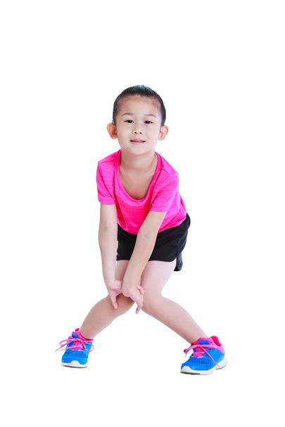 Asijské krásné dítě dělá cvičení. Izolované na bílém pozadí - Fotografie, Obrázek