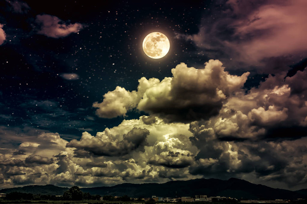 Cielo nocturno con luna llena brillante y nube oscura, fondo de naturaleza serenidad
. - Foto, imagen