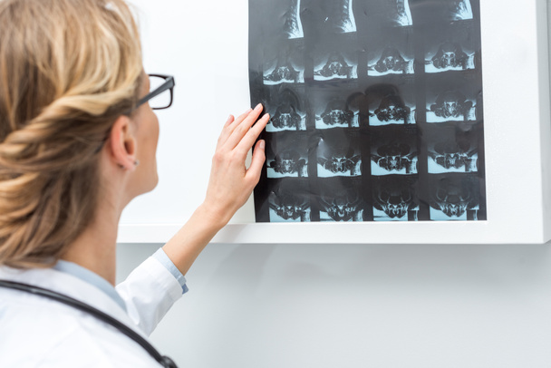 Doktor lepení x-ray skenování na lampu - Fotografie, Obrázek