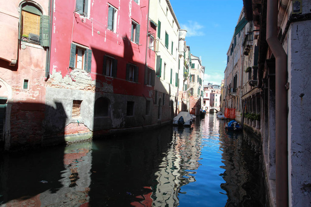 casas nos canais em Veneza e
 - Foto, Imagem