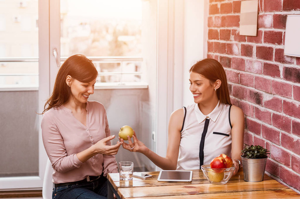 Businesswoman sharing food with  friend. - Foto, Imagen