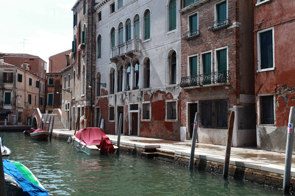 Venetsia, kanava eri veneillä b
 - Valokuva, kuva