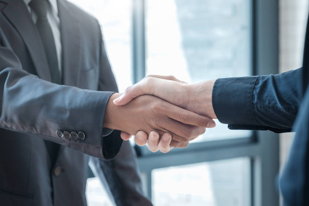 Успешные бизнесмены пожимают друг другу руки после хорошей сделки
 - Фото, изображение