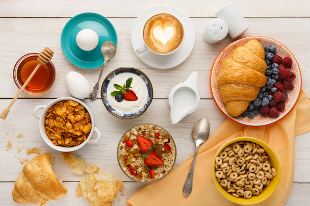 Nabídka kontinentální snídani na stole woden - Fotografie, Obrázek