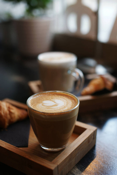 Завтрак с кофе и круассаном - Фото, изображение