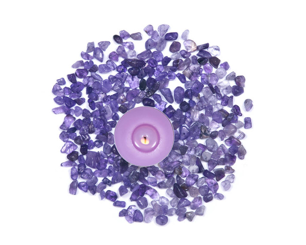 Lavendel thee licht kaars omringd door amethyst kleine tuimelde chips - Foto, afbeelding