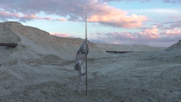 Człowiek wspina się na słupie na pustyni. - Materiał filmowy, wideo