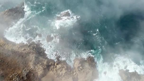 Luchtfoto van mist drijven over Californische kust - Video
