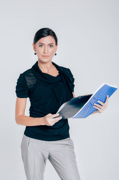 attractive business woman on gray background - Zdjęcie, obraz