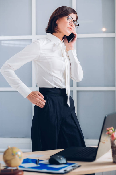 elegant business woman talking on the phone - Valokuva, kuva