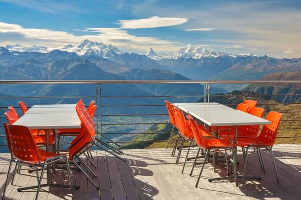 Restaurante vacío con vistas a Matterhorn
 - Foto, Imagen