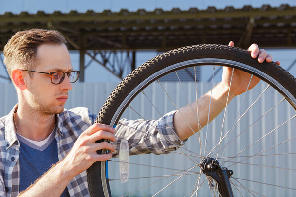 The mechanic man repair wheel of the bicycle. outdoor - Foto, immagini