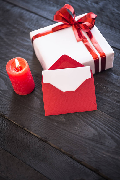 Carta vermelha presente e vazia elegante
 - Foto, Imagem