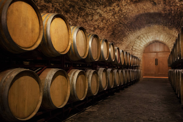 Viejas barricas de vino
 - Foto, Imagen