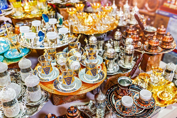Conjuntos tradicionales de té y café hechos a mano o teteras para la venta en el mercado de recuerdos bazar en Estambul, Turquía
 - Foto, imagen