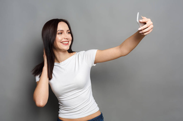 Γυναίκα λήψη φωτογραφιών με gadget, επικοινωνία - Φωτογραφία, εικόνα