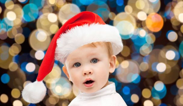 little baby boy in santa hat at christmas - Foto, Imagem