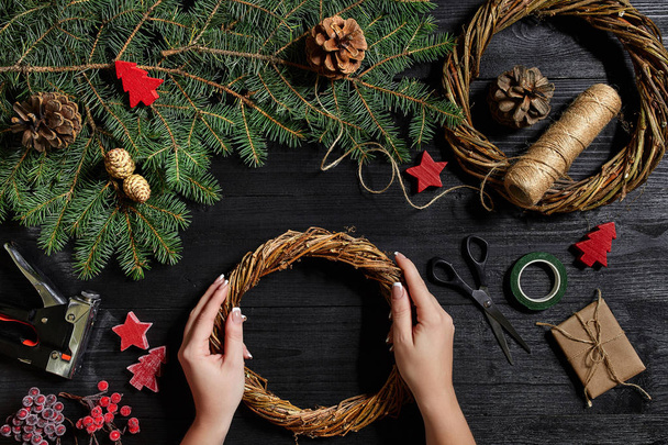 Noel dekor kendi elleriyle üreticisi. Tatil için Noel çelenk. Yeni yıl kutlama. Üstten Görünüm - Fotoğraf, Görsel