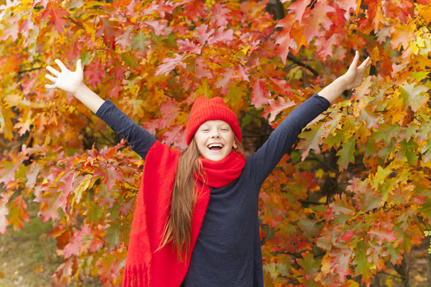Chica rubia joven en el parque disfrutando del otoño de oro
. - Foto, Imagen