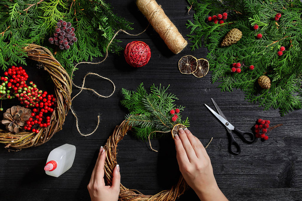 Noel dekor kendi elleriyle üreticisi. Tatil için Noel çelenk. Yeni yıl kutlama. Üstten Görünüm - Fotoğraf, Görsel