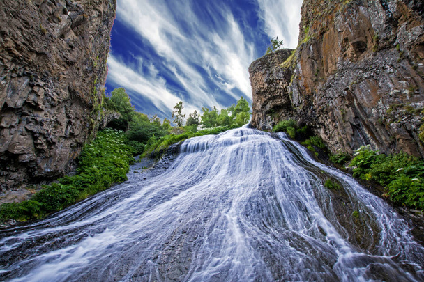 Cascata Jermuk, Vayots Dzor, Armenia. Ha 72 m di altezza e versando inclinazione nel fiume Arpa ricorda capelli della ragazza. Da qui un altro nome per una cascata, capelli da sirena. Rocce bluff drammatiche
 - Foto, immagini
