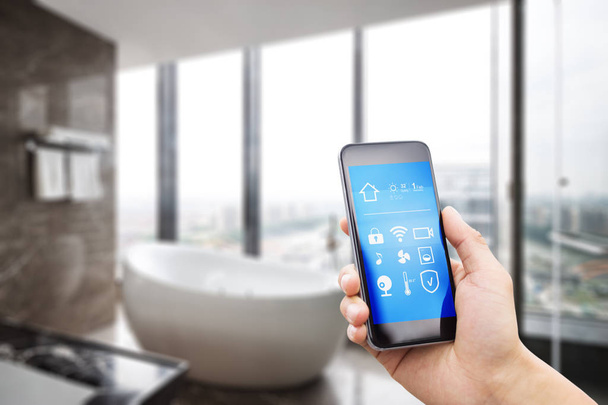 mobiele telefoon met apps in moderne luxe badkamer - Foto, afbeelding